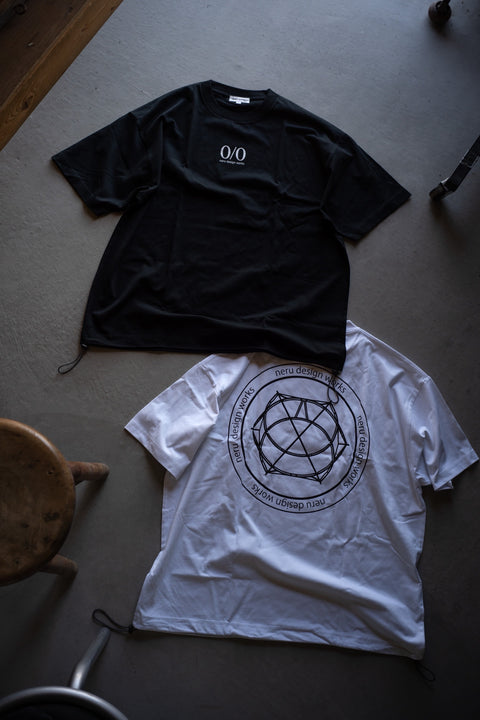 //neru design works// DRAW CODE Cave 抽繩短袖T shirt 黑/白