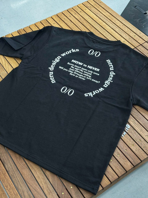 //neru design works// NOW or NEVER T SHIRT 2026 VER. (黑/白)