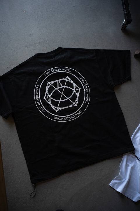 //neru design works// DRAW CODE Cave 抽繩短袖T shirt 黑/白